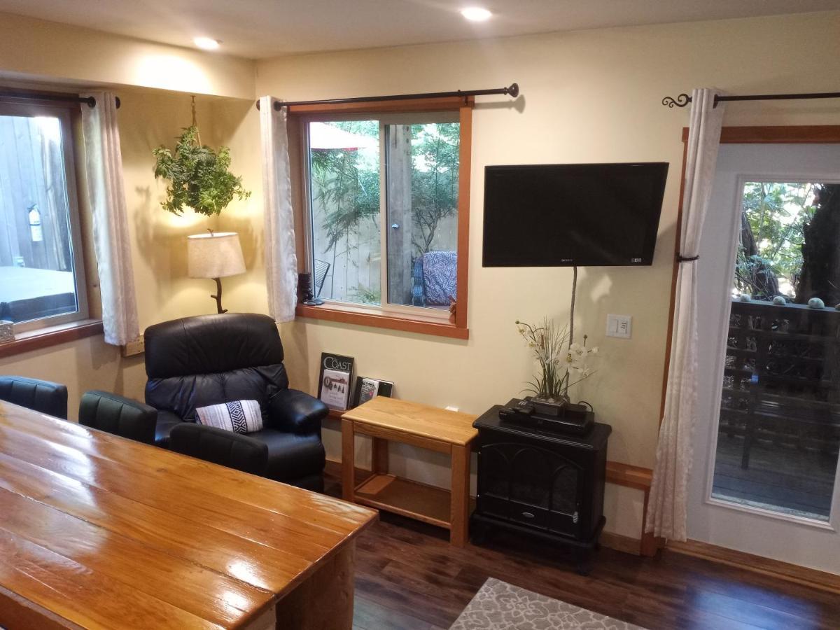 Forest Sweet Retreat Hot Tub & Wood Fired Sauna Ucluelet Bagian luar foto