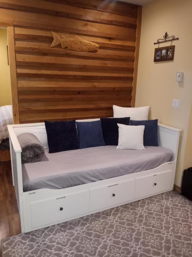 Forest Sweet Retreat Hot Tub & Wood Fired Sauna Ucluelet Bagian luar foto
