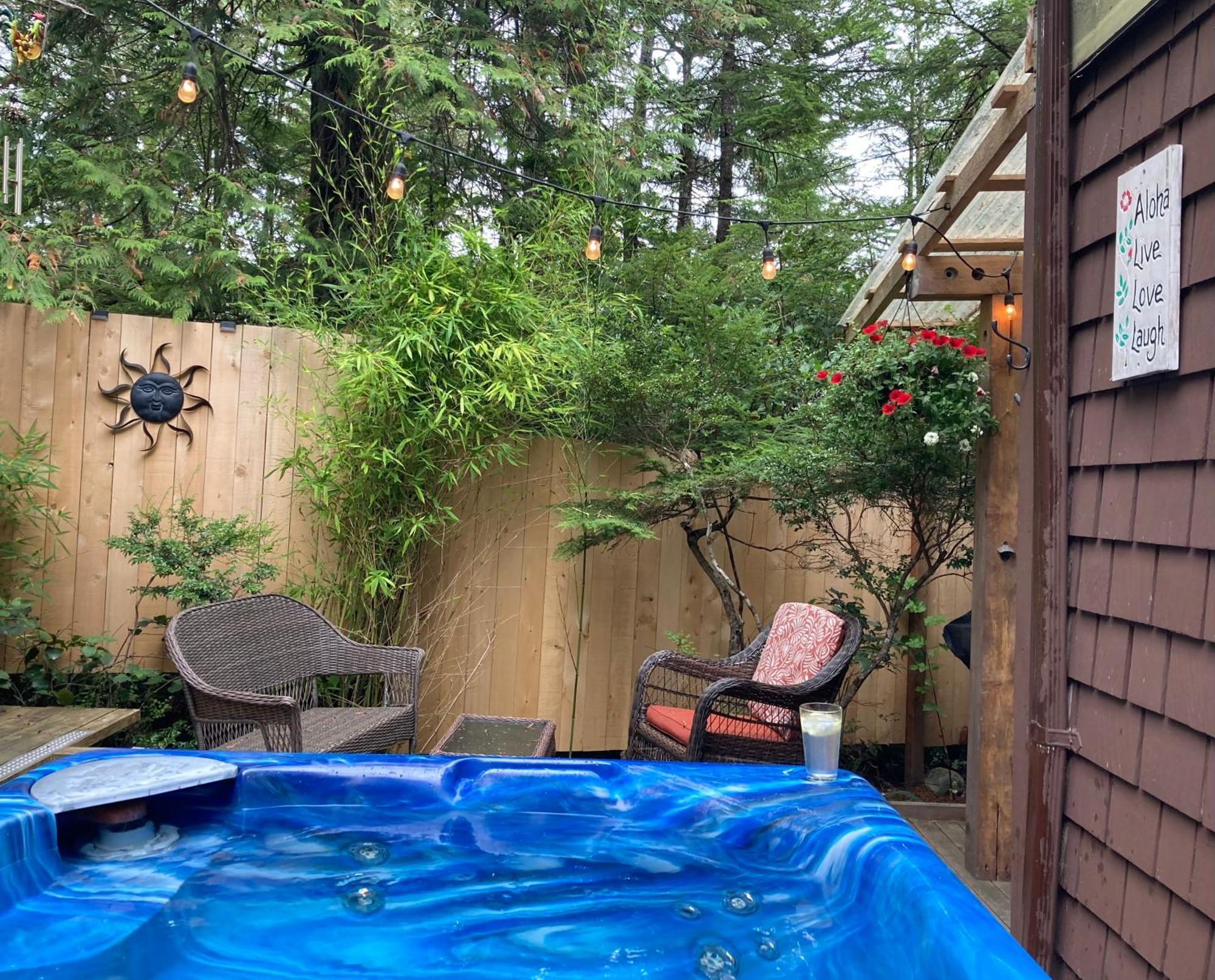 Forest Sweet Retreat Hot Tub & Wood Fired Sauna Ucluelet Bagian luar foto